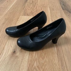 NWOT Born leather comfort black pump heel